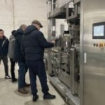 సెకండరీ బేలింగ్ పరికరాలను తనిఖీ చేయడానికి మా కంపెనీని సందర్శించడానికి విదేశీ కస్టమర్లను హృదయపూర్వకంగా స్వాగతించండి